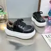 Zapatos Blancos de Suela Gruesa de Venta Caliente para Mujer 2026 Otoño Nuevos Deportivos Casuales con Cordones que Aumentan un Poco la Altura Zapatos Tipo Pan para Mujer