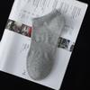 Calcetines de Color Sólido Blanco y Negro para Hombre Todo en Uno Sin Costuras Cuatro Estaciones Combinan con Todo Deportes Baloncesto Absorción de Sudor Algodón Peinado Calcetines Medios Modernos