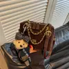 Bolso acolchado con cadena estilo 2026 inspirado en Chanel para mujer, lindo y a la moda con colgante de lazo, bolso de hombro y bolso cruzado