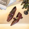Sapatos Mary Jane de bico quadrado francês de pele de carneiro de camada superior para mulheres, novo verão 2026, sapatos versáteis de corte baixo com uma tira única, estilo vintage