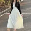 Vestido Branco de Verão Novo Estilo Francês com Alça Fina para Mulheres, Comprimento no Joelho, Emagrecedor, Elegante Vestido de Comprimento Médio para Figuras Baixas, Moderno