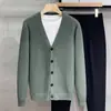 2025 Nova Malha com Decote em V Masculina Estilo Coreano Tendência Casual Versátil Cardigan Jaqueta de Tricô de Cor Sólida de Botão Único