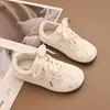 Tênis de Treino Alemão para Meninas 2026 Novo Modelo de Outono Sapatos Casuais Bordados Florais Infantis Tênis Leves Antiderrapantes para Menininhas