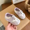 Zapatillas bajas para niñas, zapatos para caminar de suela suave para bebé, nuevo modelo primavera 2026, zapatillas deportivas transpirables para niños, versión coreana