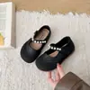 Zapatos Mary Jane para niña, anti-patadas, piel dulce con perlas, colección nueva primavera/otoño 2026, zapatos de princesa de suela blanda, planos de punta baja