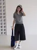 Camiseta de manga corta gris estilo coreano para mujer, con cuello polo y diseño de dos piezas falsas, top corto holgado de verano con cuello de solapa
