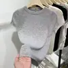 Nueva Camiseta de Verano 2025 con Hombro Derecho, Mangas Cortas Tejidas, Diseño de Perlas Caladas en la Espalda, Top Sencillo y Elegante