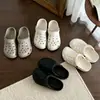 Cómodos y ligeros, estos zapatos perforados con soporte para el arco son adecuados para el uso a largo plazo sin fatiga.. Son elegantes, de color sólido y adecuados tanto para hombres como para mujeres.. Son una opción de moda para parejas y son perfectos para la ropa de playa de verano