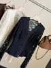 Top de crochê com renda em V estiloso para mulheres, nova coleção de início de outono, sexy e chique, camada interna modeladora, blusa básica