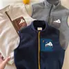 Colete de Fleece Infantil Masculino 2026 Outono/Inverno Novo Estilo Colete de Veludo Plus para Criança Gilet Quente da Moda Roupa Externa para Meninas