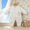 26 Macacão Acolchoado de Bebê Outono/Inverno 120g com Bordado de Desenho Animado, Macacão Quente de Bebê para Atacado, Tamanhos 66-80
