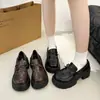 Sapatos femininos de couro retrô estilo britânico preto com sola grossa, novos loafers versáteis para aumentar a altura para primavera e outono de 2026 para combinar com saias