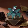Nuevo Exquisito Lujo Broche de Lirio Aleación Diamante Planta Flor Joyería Broche Ramillete Antiexposición Fijo