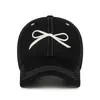 Nueva gorra de béisbol de bloques de color para mujer con lazo bordado tridimensional, moderna y versátil para primavera y otoño, sombrero para el sol al por mayor