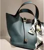Uma geração de nova bolsa de cesta de vegetais com combinação de cores bolsa de balde de couro couro de camada superior com textura de lichia Joker bolsa portátil feminina