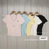 Camiseta sencilla y versátil de manga corta con estampado en V para mujer, nuevo top de punto de verano 2026, deslumbrante color dopamina