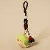 Pingente de chaveiro de carro de pássaro rechonchudo esculpido em madeira feito à mão, decoração fofa e requintada para bolsa para homens e mulheres, presente de aniversário