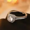 Anillo Redondo de Encaje Retro de Lujo Ligero Europeo y Americano con Diamante para Mujer, Anillo de Imitación Moissanita, Joyería de Compromiso Estilo Europeo y Americano, Suministro al por Mayor