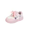 Sapatos de menina, novo modelo outono 2026, tênis infantis de couro com desenho animado, tênis brancos de princesa com sola macia, estilo popular