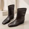 Botas de cano médio com bico quadrado, que aumentam a altura, minimalistas e da moda para mulheres, nova moda outono e inverno 2026, botas curtas versáteis