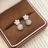Novedoso Estilo Aretes Apilados con Diamantes Acabado Perla de Luz de Luna de Cristal Aretes de Flor de Perla Apilados con Diamantes Súper Brillantes