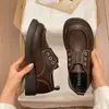 Zapatos Pequeños de Cuero Versátiles de Punta Redonda para el Trabajo Suela Gruesa Zapatos de un Solo Color Nuevo Estilo Estilo Británico 2026 Hebilla Metálica Otoño/Invierno Diario Cuero Suave