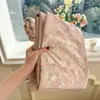 Novo conjunto de cama de quatro peças em gaze dupla jacquard com textura de nuvem, adequado para dormitórios de estudantes, incluindo lençóis, capa de edredom e fronhas.