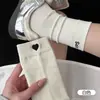 Calcetines de Punto con Bordado de Corazón Estilo Coreano para Mujer, Calcetines de Algodón Transpirables Absorbentes del Sudor, Elásticos, de Caña Media con Letras en el Talón, Estilo Popular Calcetines Holgados