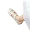 Sandalias transpirables caladas de cuero suave y suela blanda para mujer, nuevo modelo primavera/verano 2026, sandalias vintage de punta cerrada de doble uso con suela gruesa para aumentar la altura