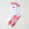 Calcetines de Yoga para Mujer de Media Pantorrilla con Pegamento Antideslizante Encaje de Hongo Bordado de Cereza Calcetines Profesionales para Entrenamiento Correr Pilates
