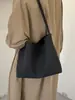 Bolso tote tejido retro, nuevo estilo 2026, gran capacidad, versátil para el trabajo, bolso de hombro tipo cubo, simple y casual