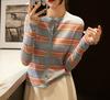 Cardigan de malha listrado estilo ocidental combinando com cores, manga longa, ombro, casaco redutor de idade, outono 2024, casaco base