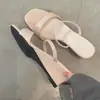 Primeiro Encontro com as Sandálias de Salto Anabela Abertas Elegantes Estilo Francês para o Verão, Tiras Finas Simples, Confortáveis para Usar na Praia, Estilosas e Descoladas