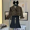 Conjunto de Ropa de Otoño para Niñas 2026 Nuevo Elegante Chic Chaqueta con Estampado de Leopardo Estilo Coreano Pantalones Acampanados Ajustados de Mezclilla Conjunto de Dos Piezas