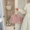Camisa xadrez rosa e amarela para bebê menina, de primavera e outono, de manga curta, com gola pequena, uma peça de outer wear estilosa e da moda para bebês e crianças pequenas.