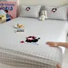 Toalla de dibujos animados bordada sábana bajera 100% algodón pieza única sábana de cama 100% algodón protector de colchón engrosado juego de tres piezas