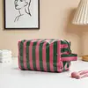 Bolsa de maquiagem listrada direto da fábrica, bolsa portátil de grande capacidade para armazenamento de batom, bolsa de higiene pessoal para viagem transfronteiriça