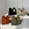 Bolsa de Nylon Impermeable Casual de Gran Capacidad Lista para Usar, Bolso Tote de Nicho Moderno y Ligero, Cierre de Cordón Fruncido, Bolso Cubo Versátil
