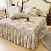Faldón de cama de franela 100% algodón Oculta imperfecciones con borde de volantes Juego de colcha de algodón puro engrosado Juego de tres piezas de sábanas Funda antideslizante Universal para todas las estaciones