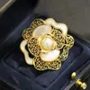 Elegante Broche de Camelia de Perla de Agua Dulce y Nácar Natural de Alta Gama, Pin Floral de Rosa Único, Accesorio para Mujer