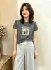 Camiseta feminina de algodão canelado com fonte física de treze fileiras, direto da fábrica, top justo de manga curta, fornecimento exclusivo da segunda leva de verão