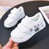 Tênis Brancos Versáteis para Meninas 2026 Primavera e Outono Novos Tênis de Skate com Grafite para Meninos Sola Macia Antiderrapante Esportivo Casual Estudantil