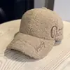 Gorra de Béisbol Bordada con Letras de Lana de Cordero Nueva para Otoño e Invierno, Gorro Cálido para Protección contra el Frío al Aire Libre para Mujeres, Gorra Versátil de Pico de Pato a la Moda