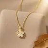 Collar de Acero Titanio con Flor Morada de Cristal de Cinco Pétalos de Gama Alta, Nueva Cadena para Clavícula Versátil de Moda Nicho Cadena para el Cuello