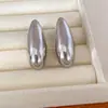 Aretes de botón ovalados lisos de aguja plateada, estilo metálico fresco minimalista, aretes únicos de nicho, conjunto de joyería de lujo ligero de alta gama