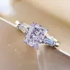 Cao Shi Taobao Live Nova Moda Joias: Anel Quadrado da Moda com Zircônia Rosa para Mulheres, Anel de Casamento Bridal Doce e Romântico