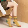 Calcetines para Mujer Otoño e Invierno Modernos Retro de Media Pantorrilla Transpirables Versátiles Absorbentes de Sudor Calcetines de Rayas Coloridas Venta al por Mayor de Fábrica