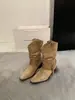 2026 Novas Botas Maillard de Bico Fino e Decote V com Salto Bloco Tornozeleiras Botas Western Cowboy Femininas Botas de Cavaleiro de Salto Grosso