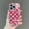 Popular no Japão e na Coreia, capa rígida fofa resistente a arranhões com padrão xadrez rosa para iPhone 17 Pro Max com acabamento metálico e proteção total