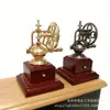 1:12 Casa de Muñecas Mini Clásica Manual Retro Cafetera Accesorios de Disparo y Adornos para Casa de Muñecas Venta al por Mayor